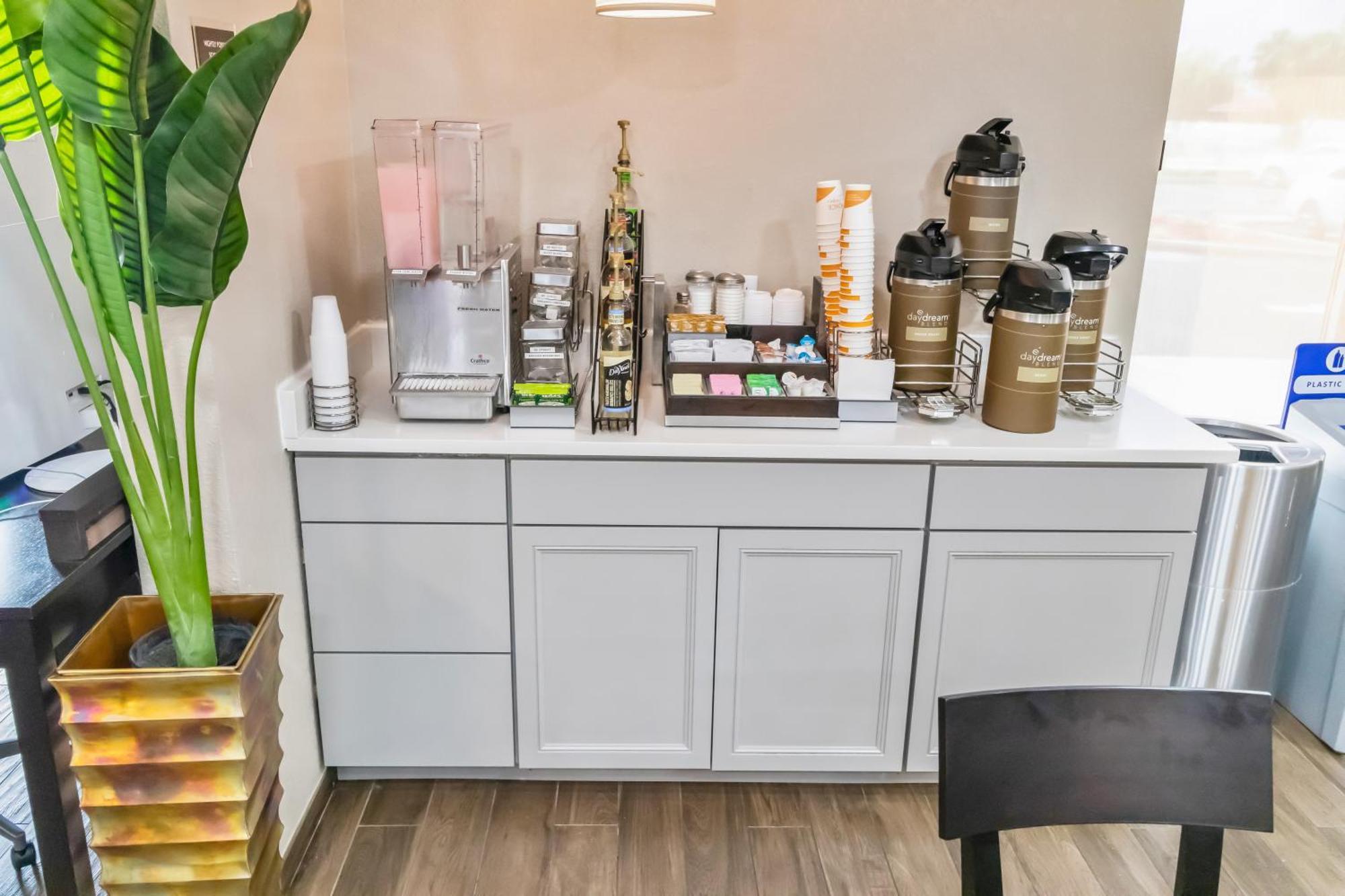 Suburban Studios By Choice Hotels - Award Winning - New 2024 - Walk To Eateries & Grocery - Ultra Sparkling - Garden Rooms - Designer Lighting & Right Off I-95 - Proudly An All American Managed Property Brunswick Buitenkant foto